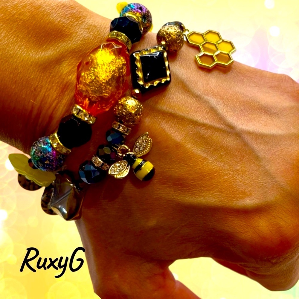 649. Bees 🐝  & butterfly 🦋 Gold and Black Beaded Bracelet